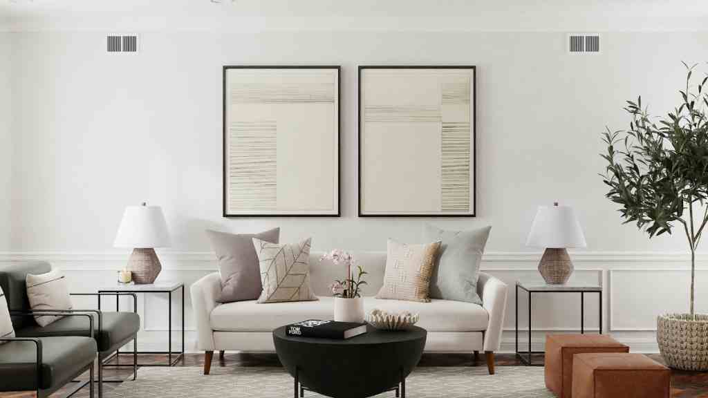 Modernes, helles Wohnzimmer mit hellem Sofa, Kunstdrucken und Pflanzen, im Feng Shui Stil.